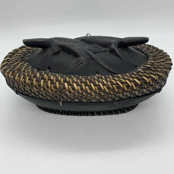 Hand woven oval Ketak carved Indonesian Lombok lidded box - Picture 1 of 8